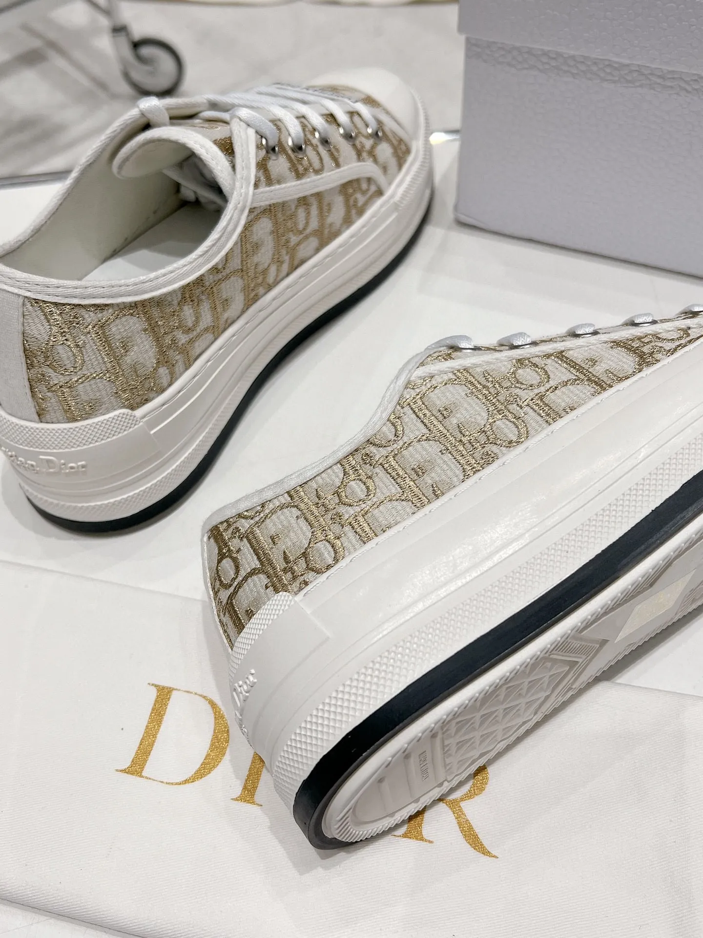 👟👟Ex-factory price P520👟👟 Dior Series Dior Dior 2024 Walk'n Series Presbyopia Embroidery Thick-soled Canvas Shoes Casual Sports Shoes Original Purchase Development Production This Walk'n'Dior thick-soled sneaker is a fashionable item that enhances the style of this series. Oblique printed cotton embroidered upper with comfortable platform sole, tongue and Christian Dior Paris signature laces. Can add fashionable temperament to all kinds of casual looks ▪️Fabric: Original customized imported Oblique printed embroidery ▪️Lining: Imported soft sheepskin lining ▪️Outsole: Original exclusive molded TPU material ▪️Sole thickness: 4.5CM ▪️Size: Women's 35-40